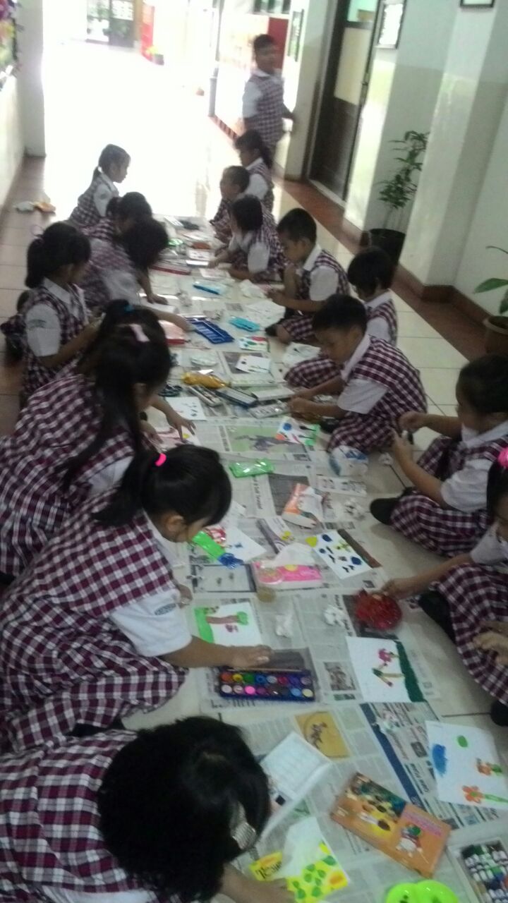  Kegiatan  Finger  Painting  dan Membuat Tempat Pensil Siswa 